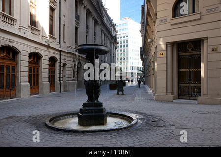 Fontaine dans la calle Nueva York à côté de la bourse de Santiago du Chili Banque D'Images