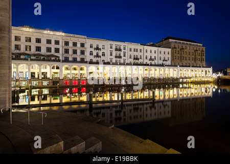 L'Alsterarkaden à Hambourg, en Allemagne, dans la nuit avec un reflet dans un canal Banque D'Images