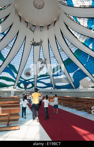 Intérieur de Cathédrale Métropolitaine de Notre Dame Aparecida Brasilia Brésil , conçu par Oscar Niemeyer Banque D'Images