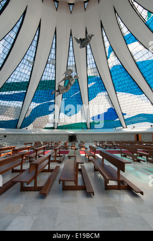 Intérieur de Cathédrale Métropolitaine de Notre Dame Aparecida Brasilia Brésil , conçu par Oscar Niemeyer Banque D'Images