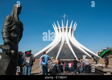 Les vendeurs en face de la cathédrale de Brasilia, Brésil Banque D'Images