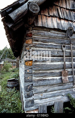 L'angle d'un pioneer log cabin révèle des encoches de verrouillage de la charpente en bois, un début de méthode de construction accueil vu ici en Arkansas, USA. Banque D'Images