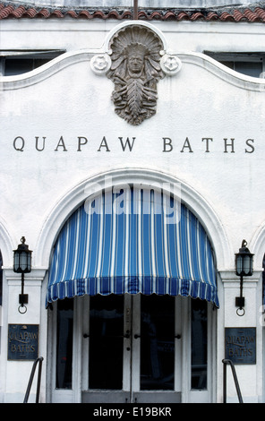 Le nom d'une tribu indienne d'Amérique, des bains de Quapaw a été rénové en 2008, un spa moderne et Bathhouse Row historique de Hot Springs, Arkansas, USA. Banque D'Images