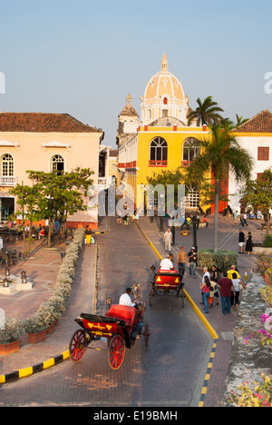 En carriole dans les rues de la vieille ville de Cartagena de Indias (Colombie Banque D'Images