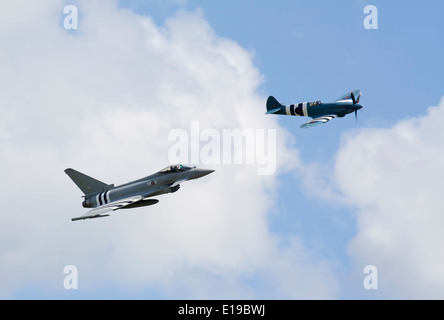 Typhoon jet battant avec un Spitfire avec l'invasion du Jour J pour commémorer le 70e anniversaire du D-Day Banque D'Images