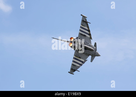 L'Eurofighter Typhoon tirant un virage serré avec moteurs à réchauffer Banque D'Images