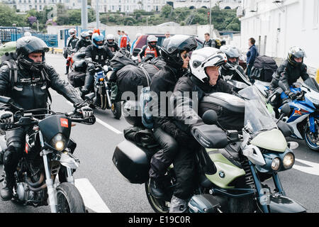 Douglas, île de Man). 27 mai 2014. Passionnés d'arriver pour le TT 2014. Le festival comprend une semaine d'épreuves de qualification suivie d'une semaine de course fermé sur la voie publique. Credit : Daisy Corlett/Alamy Live News Banque D'Images