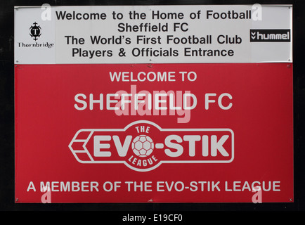 Joueurs et officiels entrée Bienvenue à Sheffield Football Club, le premier club de football, Dronfield, England UK. Banque D'Images