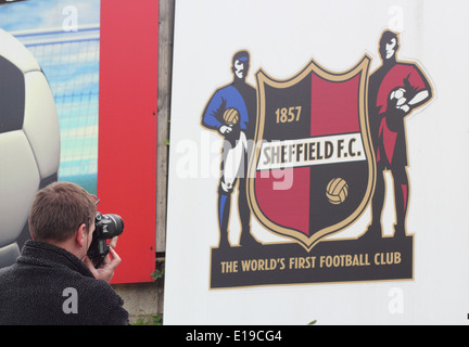 Un homme photographies le logo de Sheffield Football Club, le premier club de football à son sol, England UK. Banque D'Images