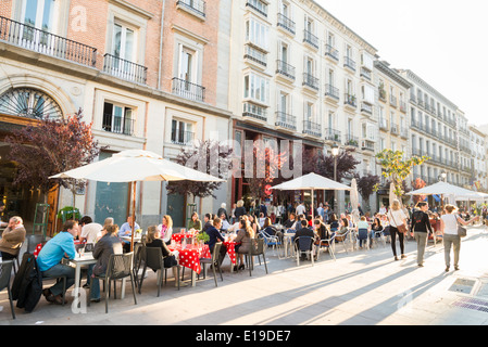 Trottoir de bars dans le quartier de Huertas, Plaza Angel, Madrid, Espagne Banque D'Images