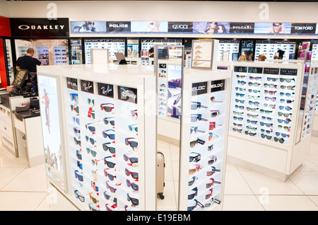 Lunettes de soleil en vente en boutique hors taxe à l'aéroport de Stansted, Angleterre, RU Banque D'Images