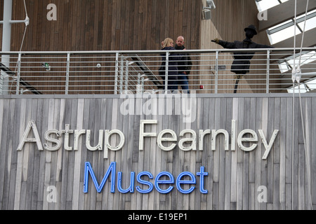 Les visiteurs du nouveau Musée Astrup Fearnley d'Art Moderne à Tjuvholmen à Oslo conçu par Renzo Piano Banque D'Images