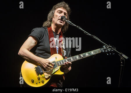 Milan Italie. 26 mai 2014. Ex guitariste Steve Hackett de Genesis se produit sur scène au théâtre Ciak durant la linéaire4'Genesis Revisited 2014 World Tour' Banque D'Images