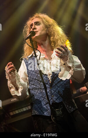 Milan Italie. 26 mai 2014. Ex guitariste Steve Hackett de Genesis se produit sur scène au théâtre Ciak durant la linéaire4'Genesis Revisited 2014 World Tour' Banque D'Images