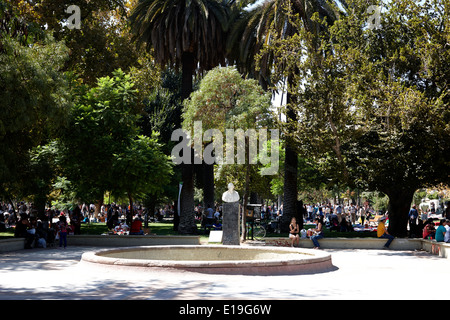 Les gens dans le parque forestal lors d'une journée ensoleillée pour le marché aux puces en plein air à Santiago du Chili Banque D'Images