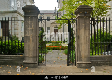 Jardin et la porte en zone urbaine Banque D'Images