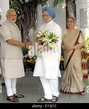 New Delhi. 27 mai, 2014. Le Premier Ministre indien Narendra Modi (L) rencontre avec l'ancien Premier ministre Manmohan Singh (C) et son épouse Gursharan Kaur Singh à sa résidence à New Delhi, le 27 mai 2014. L'Inde Bharatiya Janata Party chef Narendra Modi a été assermenté à titre de 15e premier ministre de l'Inde le lundi. Source : Xinhua/Alamy Live News Banque D'Images