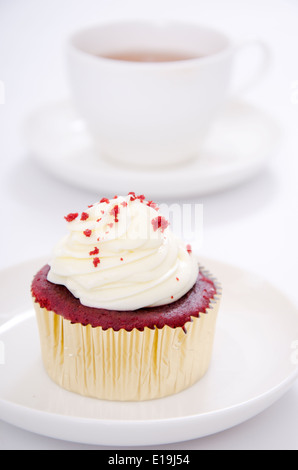 Red Velvet cupcakes avec arrière-plan une tasse de thé dans l'arrière-plan blanc Banque D'Images