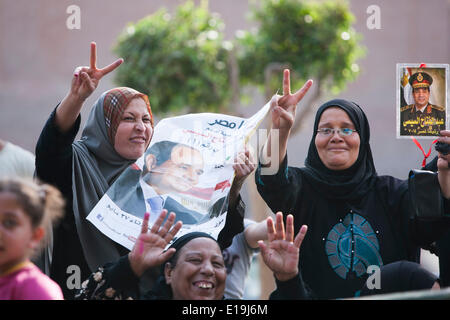 Le Caire, Égypte. 26 mai, 2014. Femmes célèbre après le vote à l'élection présidentielle à l'extérieur d'un bureau de scrutin au Caire, Égypte, 26 mai 2014. Credit : Cui Xinyu/Xinhua/Alamy Live News Banque D'Images