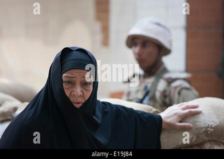 Le Caire, Égypte. 26 mai, 2014. Une femme attend d'entrer dans un bureau de scrutin pour voter dans l'élection présidentielle au Caire, Égypte, 26 mai 2014. Credit : Cui Xinyu/Xinhua/Alamy Live News Banque D'Images