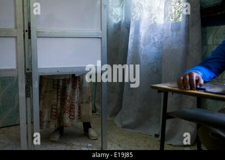 Le Caire, Égypte. 26 mai, 2014. Une femme remplit le vote à l'élection présidentielle lors d'un bureau de scrutin au Caire, Égypte, 26 mai 2014. Credit : Cui Xinyu/Xinhua/Alamy Live News Banque D'Images