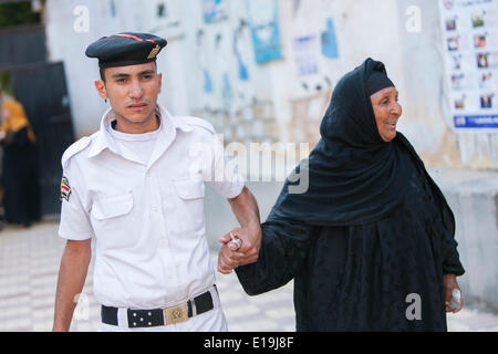 Le Caire, Égypte. 26 mai, 2014. Une femme entre dans un bureau de scrutin pour voter dans l'élection présidentielle au Caire, Égypte, 26 mai 2014. Credit : Cui Xinyu/Xinhua/Alamy Live News Banque D'Images