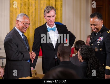 L'administrateur de la NASA Charles Bolden, gauche, et Bill Nye, The Science Guy, parler avec les élèves qui participent à l'Expo-sciences de la Maison Blanche à l'Est Prix 27 mai 2014 à Washington, DC. L'événement comprenait 100 élèves de plus de 30 pays différents qui ont participé à la science, technologie, ingénierie, mathématiques et des compétitions. Banque D'Images