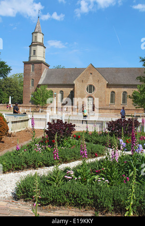 Jardins de Colonial Williamsburg et Bruton Parish Church épiscopalienne en Virginie, contre un ciel bleu à la verticale Banque D'Images