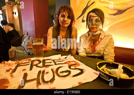 Réunion de la 'Zombie Walk' fans au cours de l'afterparty dans Rock Café Salon à Prague le 24 mai 2014. (CTK Photo/David Tesinsky) Banque D'Images