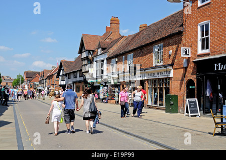 Les touristes le long de Henley Street (où est le lieu de naissance de Shakespeare), Stratford-Upon-Avon, England, UK Banque D'Images