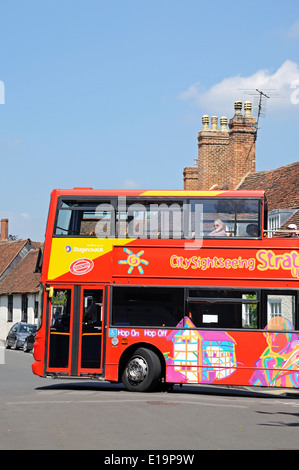 Ville Rouge visite guidée en bus, Stratford-Upon-Avon, dans le Warwickshire, en Angleterre, l'Europe de l'Ouest. Banque D'Images