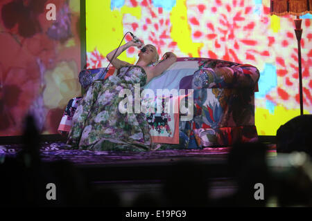 Monte Carlo, Monaco. 27 mai, 2014. Miley Cyrus joue à la World Music Awards 2014 au Sporting Club de Monaco, Monte Carlo, le 27 mai 2014. Photo : Hubert Boesl - PAS DE CRÉDIT SERVICE DE FIL : dpa photo alliance/Alamy Live News Banque D'Images