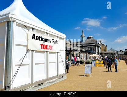 Salon des antiquaires d'aujourd'hui. Pavilion gardens Buxton Derbyshire England UK Banque D'Images