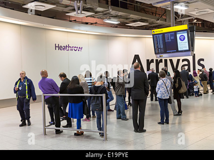 L'aéroport de Heathrow, hall des arrivées Londres, Angleterre Banque D'Images