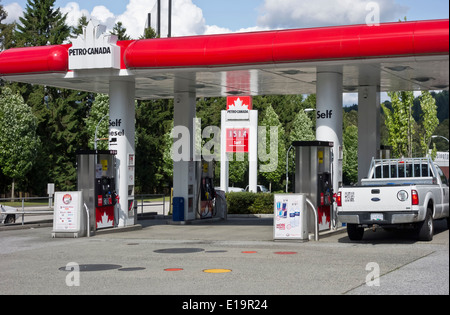 Petro Canada station de gaz à Burnaby, en Colombie-Britannique. Montrant des prix du gaz de plus d'un dollar cinquante le litre. Le 26 mai 2014 pris Banque D'Images
