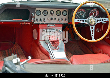 Vue de l'intérieur de tableau de bord sur E-Type Jaguar Banque D'Images