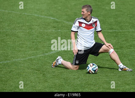 L'Italie, de Passeier. 28 mai, 2014. Bastian Schweinsteiger de l'équipe nationale de football allemande s'étend pendant une session de formation sur un terrain d'entraînement à St Leonhard, en Italie, de Passeier 28 mai 2014. L'Allemagne national soccer squad se prépare pour la prochaine Coupe du Monde de la FIFA 2014 au Brésil à un camp d'entraînement dans le Tyrol du Sud jusqu'au 30 mai 2014. Photo : Andreas Gebert/dpa/Alamy Live News Banque D'Images