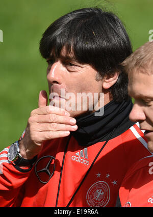 L'Italie, de Passeier. 28 mai, 2014. L'entraîneur-chef Joachim Loew de l'équipe nationale de football allemande lors d'une session de formation des gestes sur un terrain d'entraînement à St Leonhard, en Italie, de Passeier 28 mai 2014. L'Allemagne national soccer squad se prépare pour la prochaine Coupe du Monde de la FIFA 2014 au Brésil à un camp d'entraînement dans le Tyrol du Sud jusqu'au 30 mai 2014. Photo : Andreas Gebert/dpa/Alamy Live News Banque D'Images