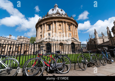 Les vélos enchaînés et appuyé contre le garde-corps autour de la Radcliffe Camera à Oxford. Banque D'Images