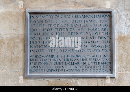 Une plaque commémorative à Eleanor grace à l'ombre de l'église de l'Université de St Marie la Vierge, Oxford. Banque D'Images