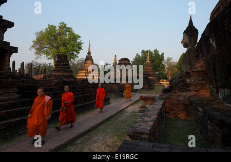 Les ruines du Wat Mahathat, ou "temple de la grande relique", construite à partir de la latérite et entourée d'un fossé. Banque D'Images