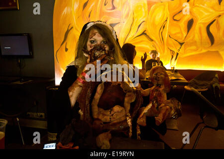 Réunion de la 'Zombie Walk' fans au cours de l'afterparty dans Rock Café Salon à Prague le 24 mai 2014. (CTK Photo/David Tesinsky) Banque D'Images