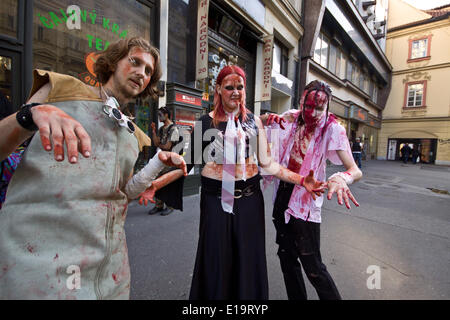 Réunion de la 'Zombie Walk' fans au cours de l'afterparty dans Rock Café Salon à Prague le 24 mai 2014. (CTK Photo/David Tesinsky) Banque D'Images