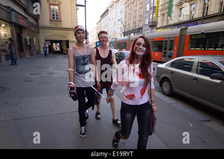 Réunion de la 'Zombie Walk' fans au cours de l'afterparty dans Rock Café Salon à Prague le 24 mai 2014. (CTK Photo/David Tesinsky) Banque D'Images