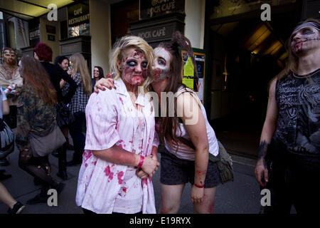 Réunion de la 'Zombie Walk' fans au cours de l'afterparty dans Rock Café Salon à Prague le 24 mai 2014. (CTK Photo/David Tesinsky) Banque D'Images