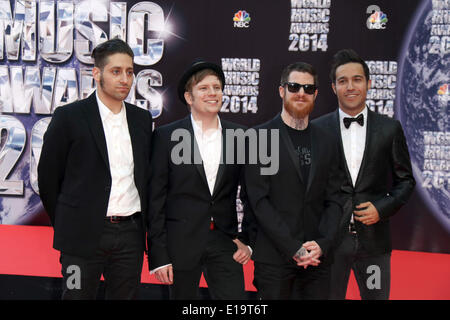 Monte Carlo, Monaco. 27 mai, 2014. Patrick Stump, Pete Wentz, Joe Trohman et Andy Hurley de "Fall Out Boy" assister à la World Music Awards 2014 au Sporting Club de Monaco, Monte Carlo, le 27 mai 2014. Photo : Hubert Boesl - PAS DE CRÉDIT SERVICE DE FIL : dpa photo alliance/Alamy Live News Banque D'Images