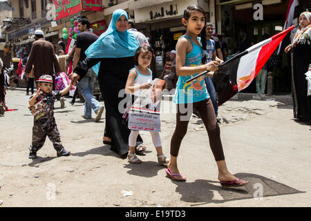 Le Caire, Égypte. 26 mai, 2014. Les gens célèbrent le candidat présidentiel Abdel Fattah al-Sisi à la place Tahrir au Caire, Égypte, 26 mai 2014. Photo : Sebastian Backhaus/DPA - PAS DE SERVICE DE FIL/dpa/Alamy Live News Banque D'Images