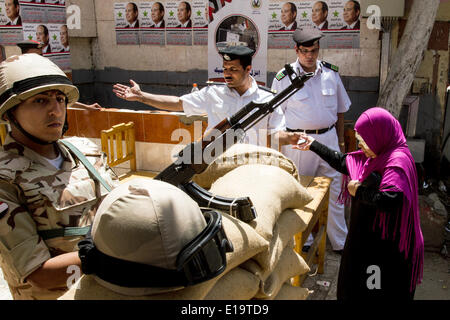 Le Caire, Égypte. 26 mai, 2014. Les soldats assurent un bureau de scrutin au Caire, Égypte, 26 mai 2014. Photo : Sebastian Backhaus/DPA - PAS DE SERVICE DE FIL/dpa/Alamy Live News Banque D'Images