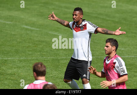 L'Italie, de Passeier. 28 mai, 2014. Jérôme Boateng gestes pendant une session de formation sur un terrain d'entraînement à St Leonhard, en Italie, de Passeier 28 mai 2014. L'Allemagne national soccer squad se prépare pour la prochaine Coupe du Monde de la FIFA 2014 au Brésil à un camp d'entraînement dans le Tyrol du Sud jusqu'au 30 mai 2014. Photo : Andreas GEBERT/DPA/Alamy Live News Banque D'Images