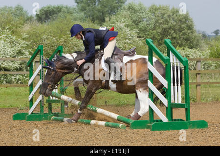 L'un d'une série de photos montrant un cavalier d'être jeté de son cheval dans une clôture au cours d'une compétition de saut Banque D'Images